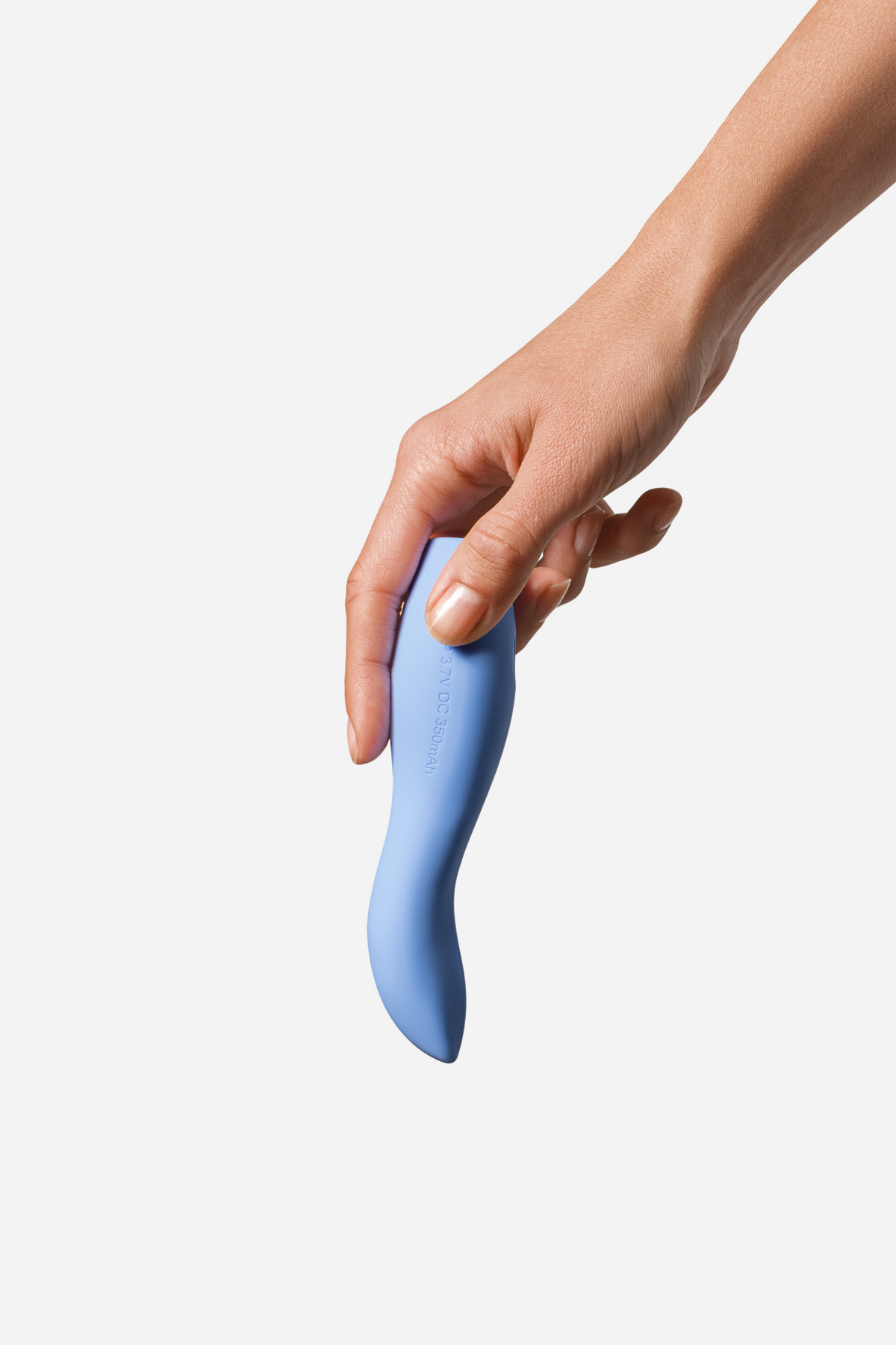 Hand holding the periwinkle Dame Dip 2.0 Beginners Palm Vibe by its base, showing how comfortably the slim curved body rests in the palm