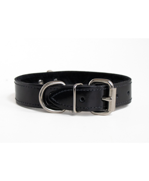 shows the buckle style closure at the back of the bdsm collar